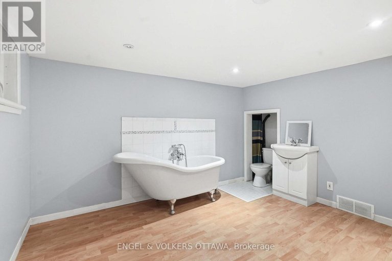 29121970/1238-cheverton-avenue/alta-vista/ottawa/ontario/K1H7P6_24