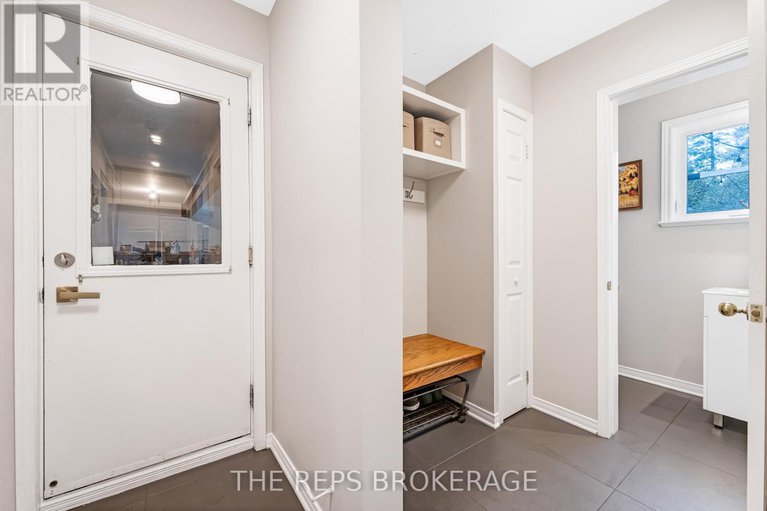 28336978/3062-upper-otterson-place/mooneys-bayrevelstoke/ottawa/ontario/K1V7B6_16