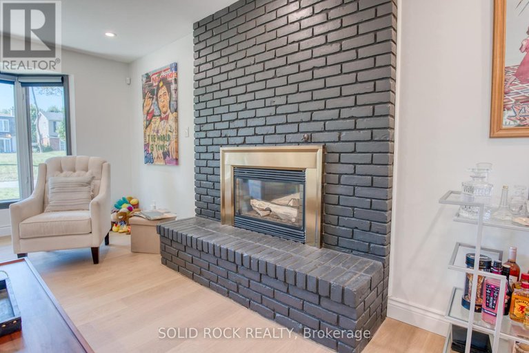 28874945/13-weatherwood-crescent/pineglencountry-place/ottawa/ontario/K2E7C5_8