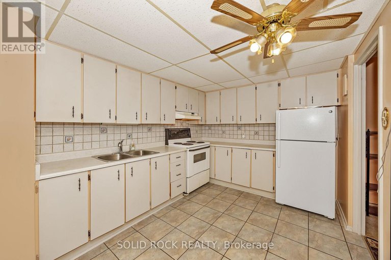 28616169/1465-baseline-road/copeland-park/ottawa/ontario/K2C3L9_17