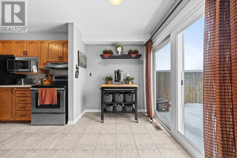 29634635/8-crownridge-drive/emerald-meadowstrailwest/ottawa/ontario/K2M2M8_13