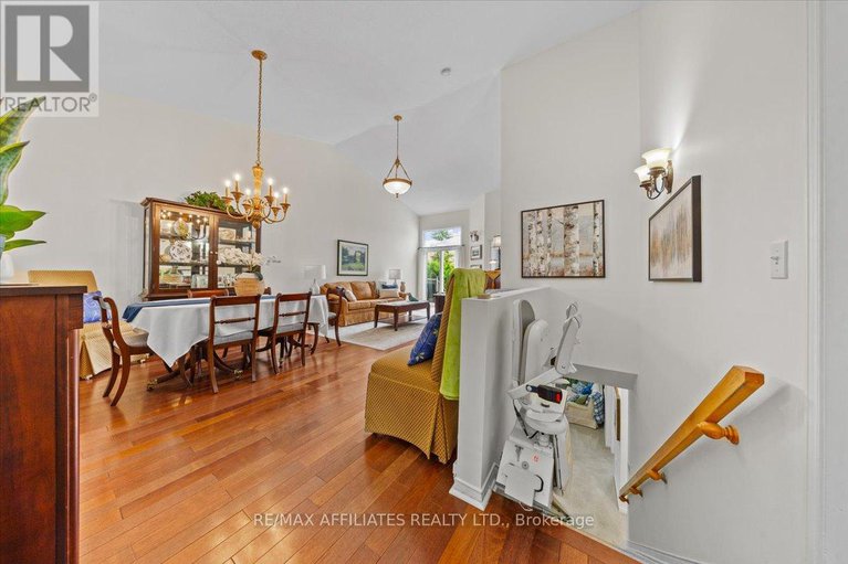 28528939/1244-foxborough-private-e/beaconwood/ottawa/ontario/K1J1E2_15