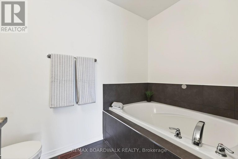 29438320/716-oakglade-avenue/emerald-meadowstrailwest/ottawa/ontario/K2M0B3_26