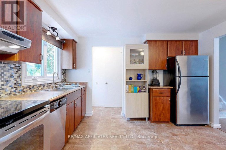 28586266/22-red-maple-crescent/blackburn-hamlet/ottawa/ontario/K1B3Z4_16