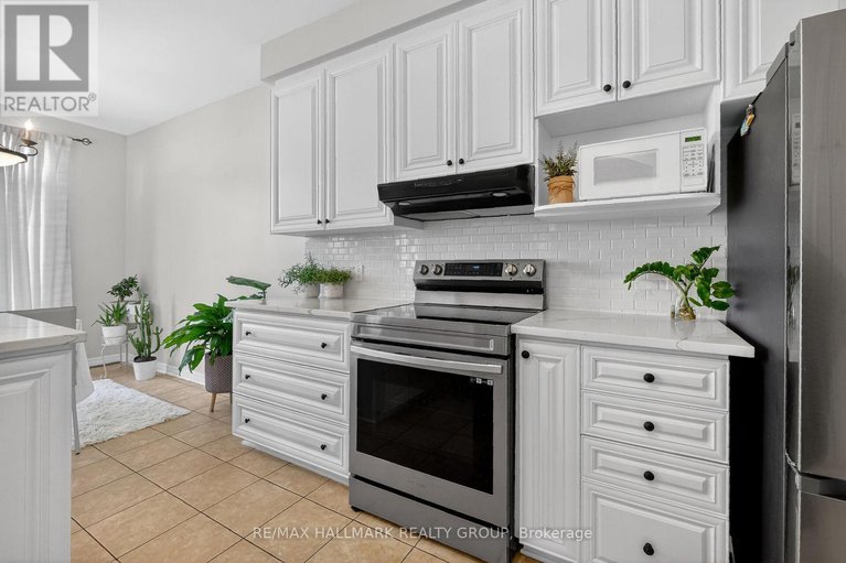 29352241/1952-schroeder-crescent/springridgeeast-village/ottawa/ontario/K4A4P7_21