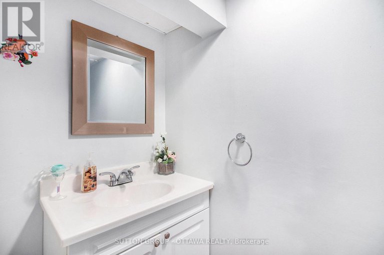 28564985/848-borland-drive/chatelaine-village/ottawa/ontario/K1E1X5_17