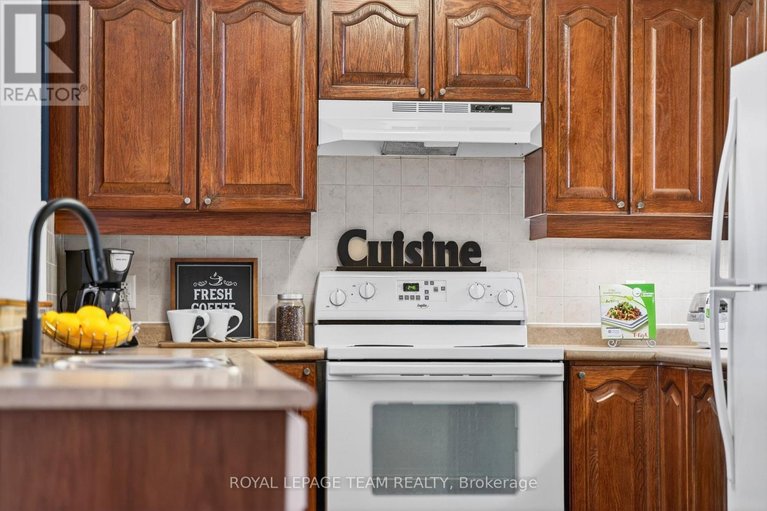 29651493/811-120-grant-carman-drive/mooneys-bayrevelstoke/ottawa/ontario/K2E1C8_11