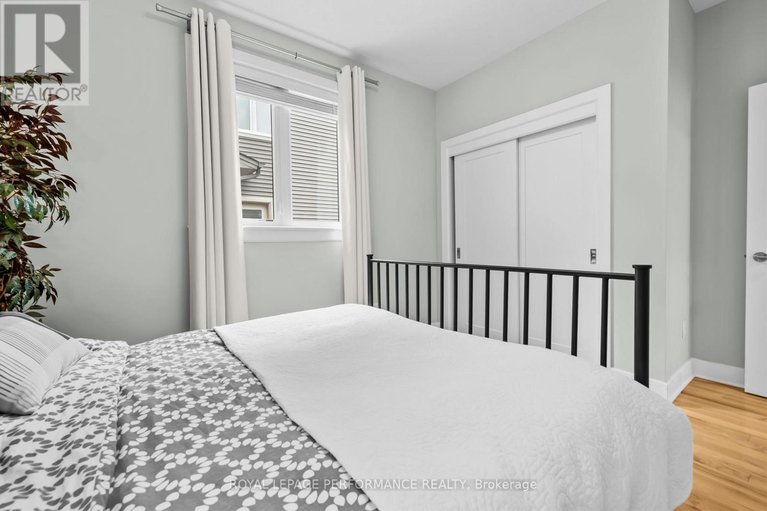 29552733/15-york-crossing-crossing/village-of-russell/russell/ontario/K4R0C4_23