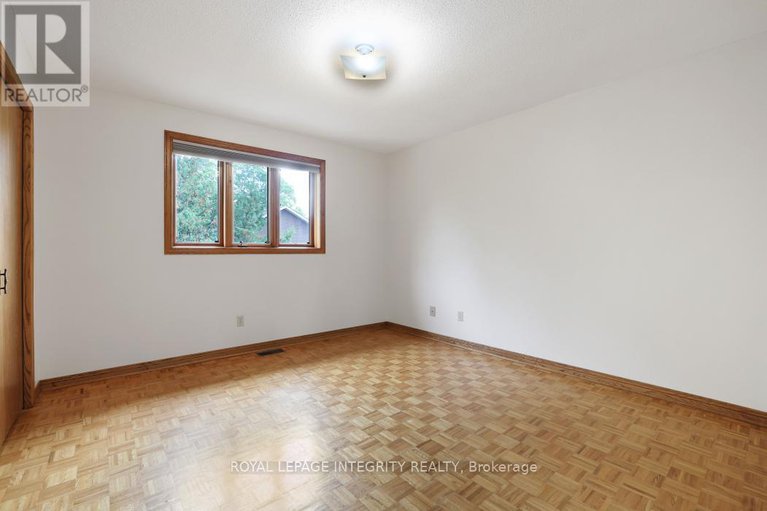 28932150/2291-courtice-avenue-e/alta-vista/ottawa/ontario/K1H7G7_24