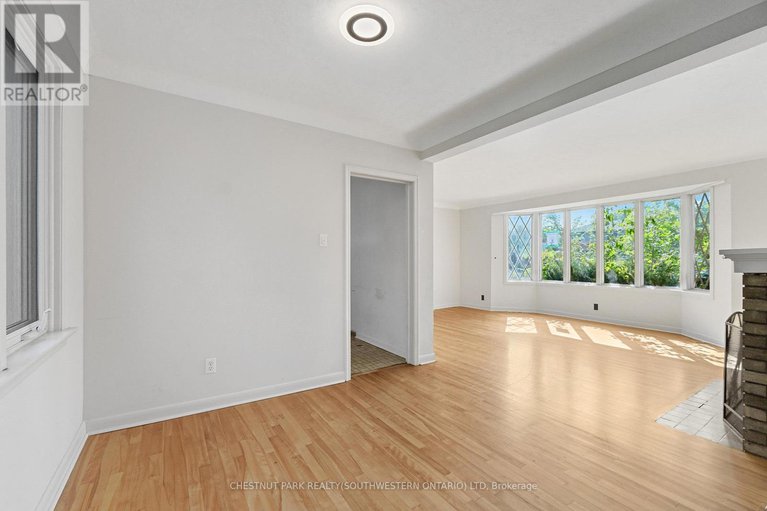 29207930/809-smyth-road-n/elmvale-acres/ottawa/ontario/K1G1P2_10