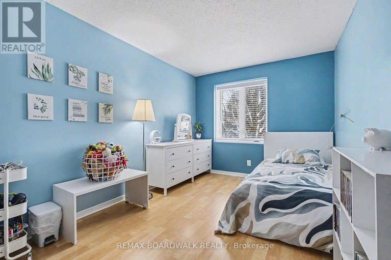 29300641/448-valade-crescent/fallingbrookpineridge/ottawa/ontario/K4A2W4_16