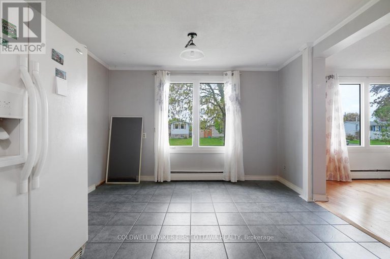 28322181/323-amiens-street/bilberry-creekqueenswood-heights/ottawa/ontario/K1E1N4_8