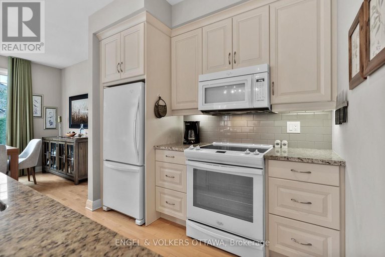 28806486/27-esquimault-avenue/bruce-farmgraham-parkqualicumbellands/ottawa/ontario/K2H6Z4_17