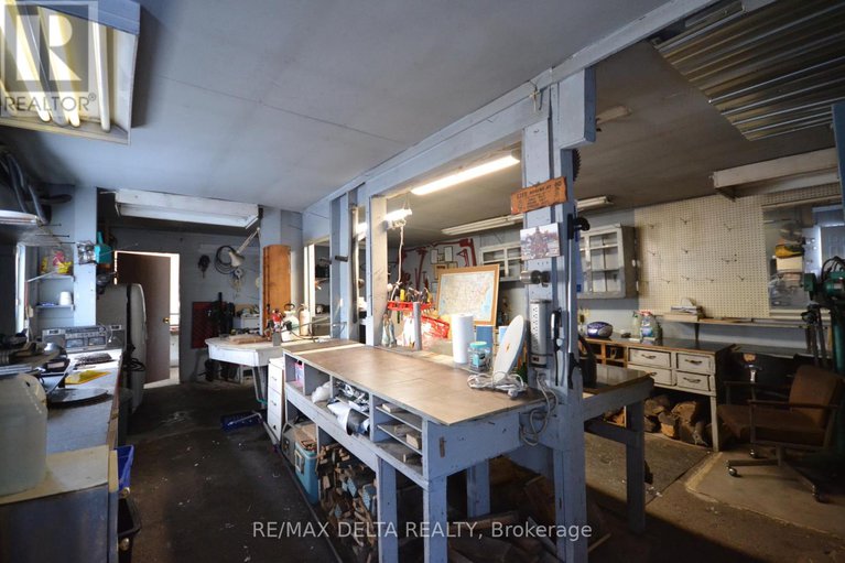 27844348/8254-county-road-17-road/clarencerockland-twp/clarence-rockland/ontario/K4K1K7_18