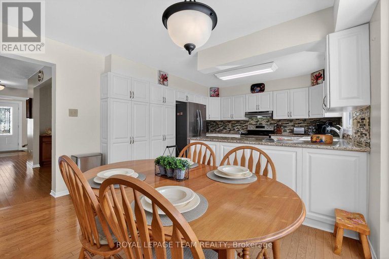 29494254/11-speers-crescent/bridlewood/ottawa/ontario/K2M1W1_14