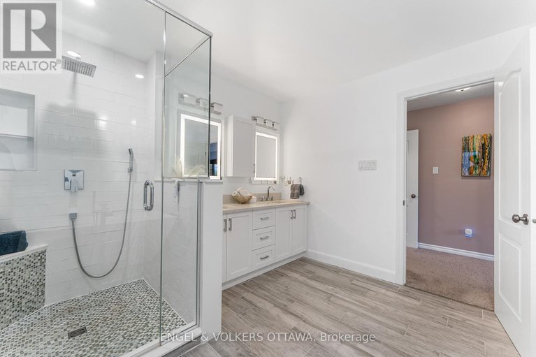 28911455/22-friendly-crescent/stittsville-south/ottawa/ontario/K2S2B6_30
