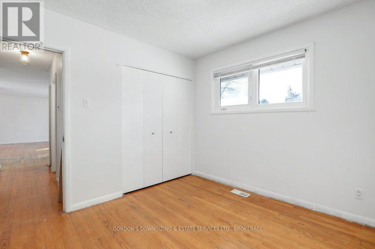 29327348/7-attwood-crescent/city-viewskylinefisher-heightsparkwood-hills/ottawa/ontario/K2E5B1_26