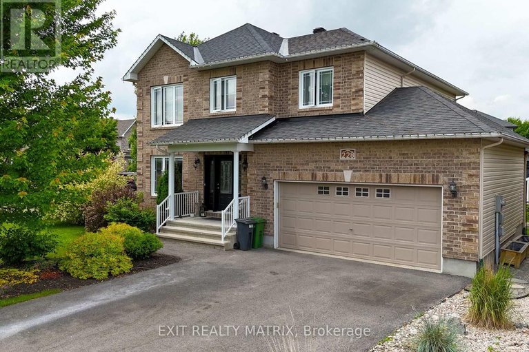 28492201/228-olde-towne-avenue/village-of-russell/russell/ontario/K4R0B3_2