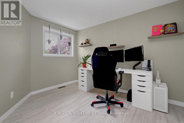 28587086/30-sovereign-avenue/craig-henrywoodvale/ottawa/ontario/K2G4W7_28