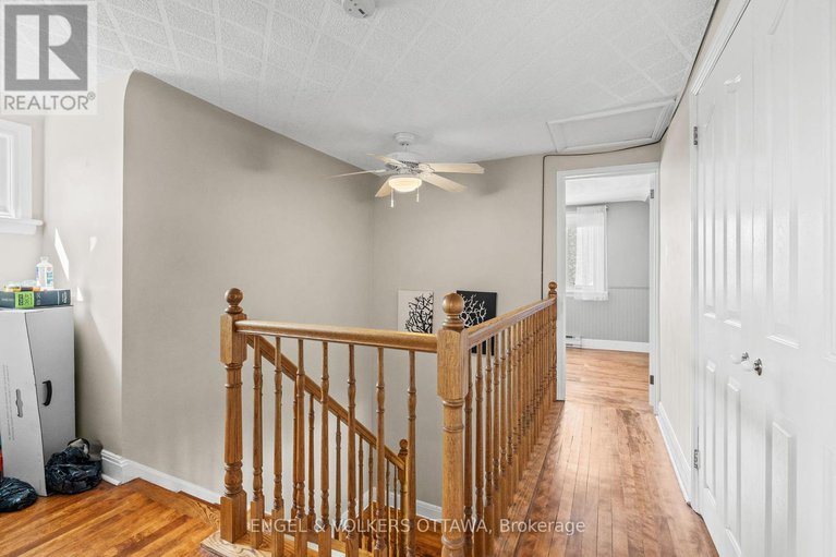 28350616/1372-ridgedale-street/emerald-woodssawmill-creek/ottawa/ontario/K1T1C5_20