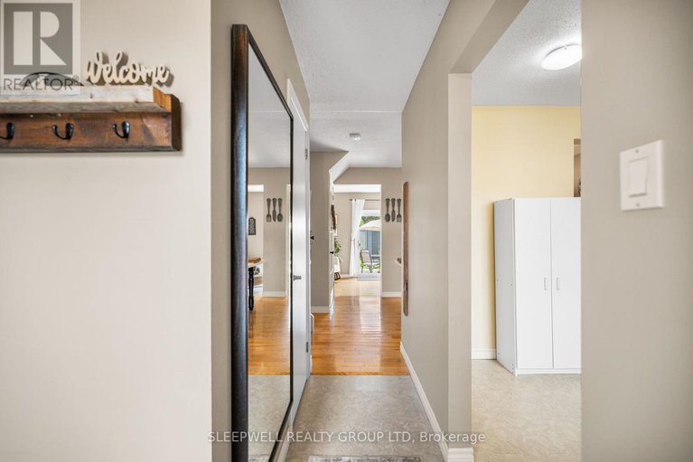 28378169/82-28-barrow-crescent/katimavik/ottawa/ontario/K2L2K1_6