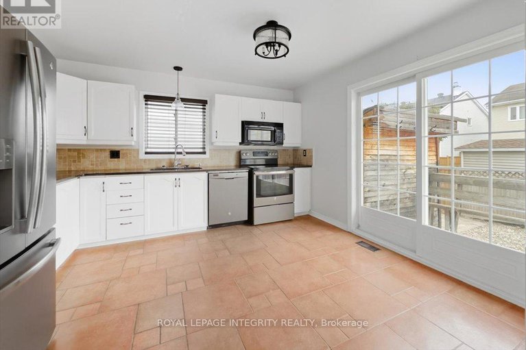 29060732/1791-tache-way/fallingbrookpineridge/ottawa/ontario/K4A2S7_15