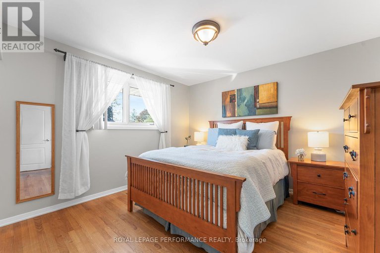 28878550/1044-cromwell-drive/riverside-park/ottawa/ontario/K1V6K5_20