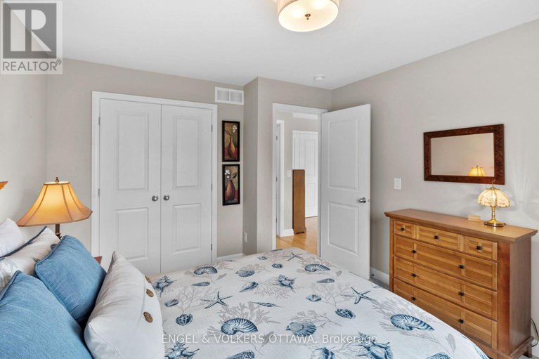 28806486/27-esquimault-avenue/bruce-farmgraham-parkqualicumbellands/ottawa/ontario/K2H6Z4_32