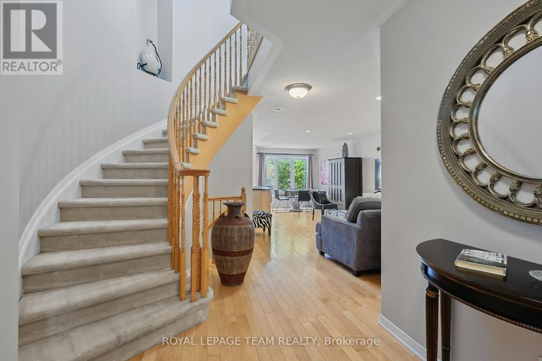 28334398/2072-dunollie-crescent/morgans-grantsouth-march/ottawa/ontario/K2W1H6_2