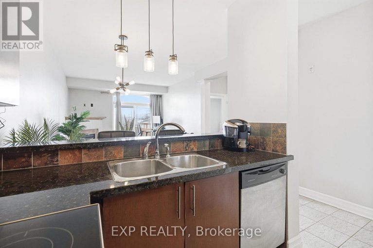 29479997/402-711-churchill-avenue/westborohampton-park/ottawa/ontario/K1Z5G6_12