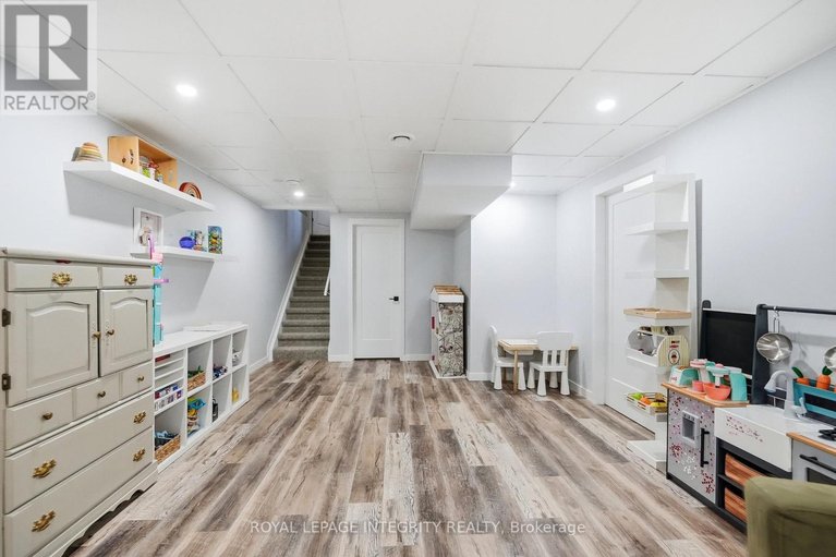 29628292/525-yellow-birch-street/mer-bleuebradley-estatesanderson-park/ottawa/ontario/K1W0J3_30