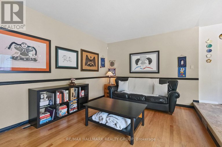 28610076/1352-baden-avenue/emerald-woodssawmill-creek/ottawa/ontario/K1T1V7_15