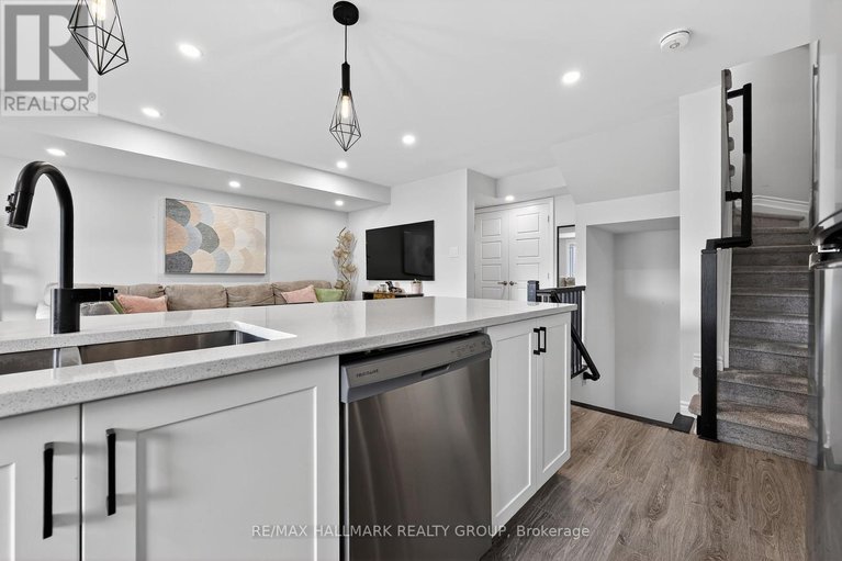 28509446/551-takamose-private/cfb-rockcliffe-and-area/ottawa/ontario/K1K5A5_17