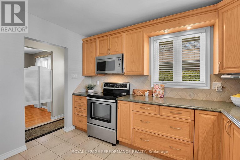 29636837/1582-digby-street/riverview-park/ottawa/ontario/K1G0P6_17