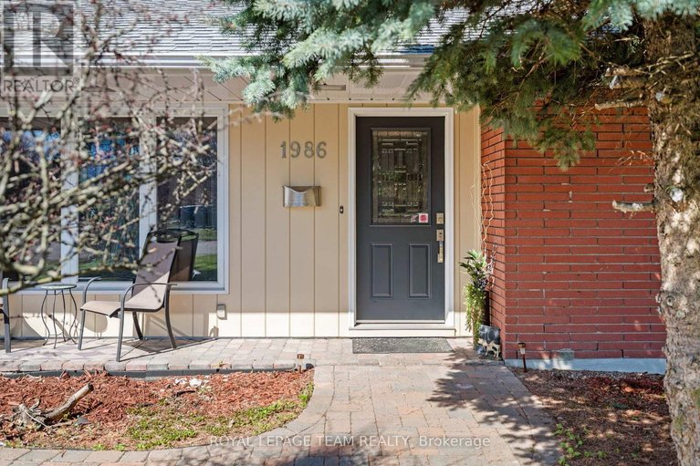 29669851/1986-fairbanks-avenue/alta-vistafaircrest-heights/ottawa/ontario/K1H5Y6_2