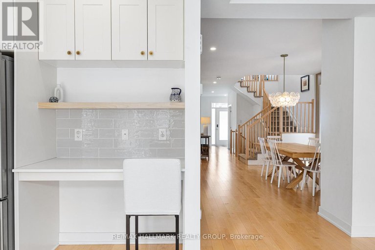 28477772/258-fountainhead-drive/mer-bleuebradley-estatesanderson-park/ottawa/ontario/K1W0H4_15