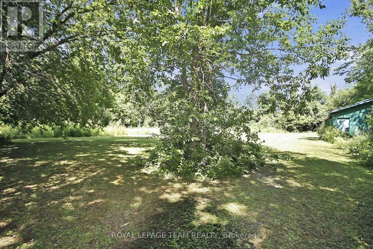 28588730/1429-balmoral-drive-n/cedardale/ottawa/ontario/K1V1H2_12