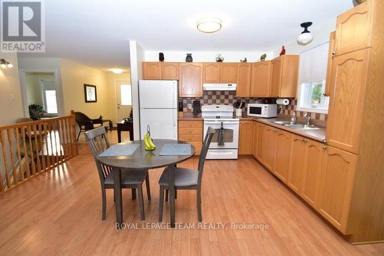 29135893/5516-meadowbrook-drive/iroquois/south-dundas/ontario/K0E1K0_8