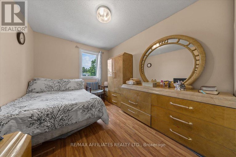 28458196/300-sylvie-terrace/bilberry-creekqueenswood-heights/ottawa/ontario/K1E3M2_18