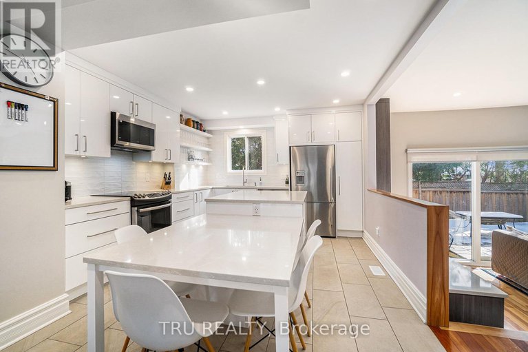 28152257/2302-fox-crescent/whitehaven/ottawa/ontario/K2B7K6_13