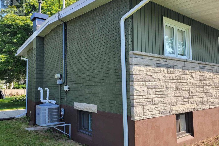 29204242/2515-gravelle-crescent/blackburn-hamlet/ottawa/ontario/K1B3A4_40