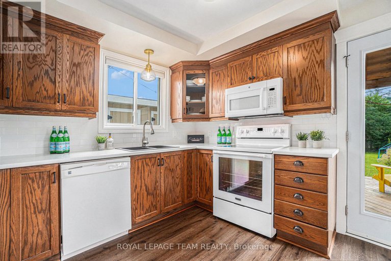 28648359/1352-maxime-street/pineview/ottawa/ontario/K1B3L1_14