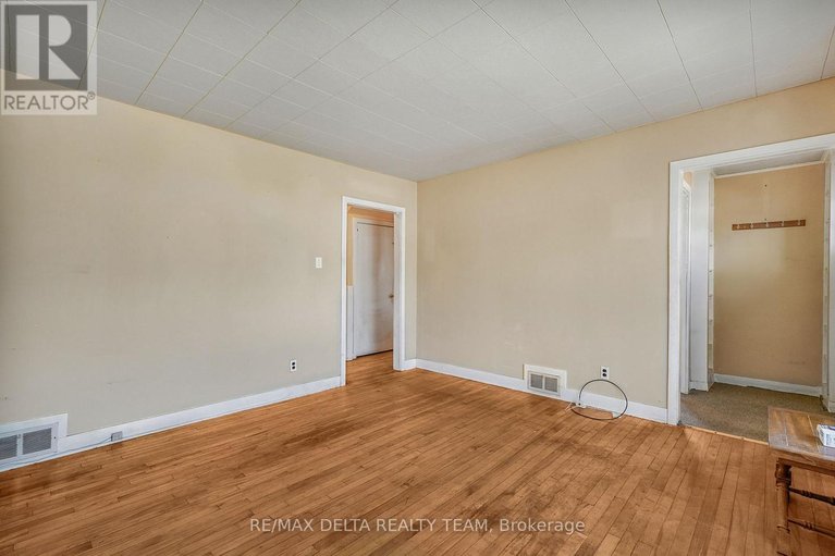 29645620/1242-vancouver-avenue/ellwood/ottawa/ontario/K1V6V3_5