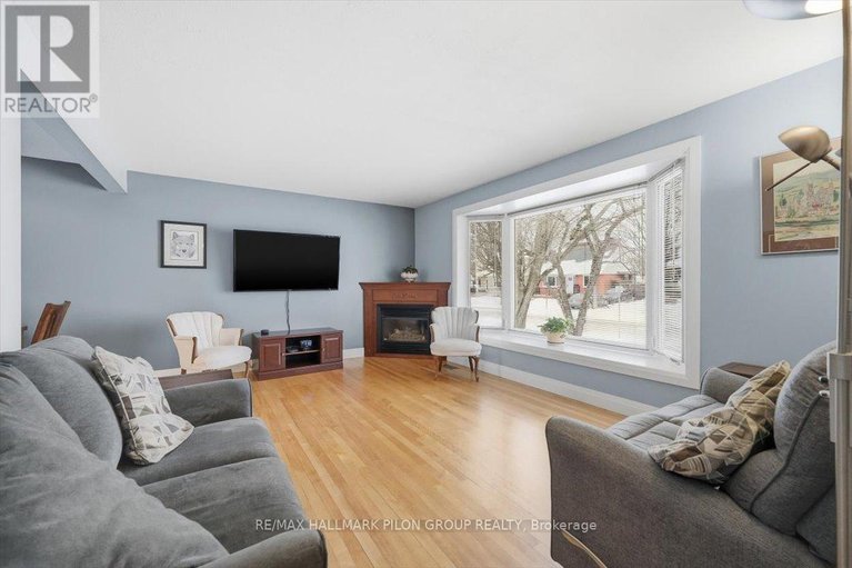 29677259/962-weston-drive/elmvale-acresurbandale/ottawa/ontario/K1G1X2_2