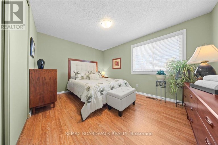 29646318/1594-meadowfield-place/chapel-hill/ottawa/ontario/K1C5V6_31