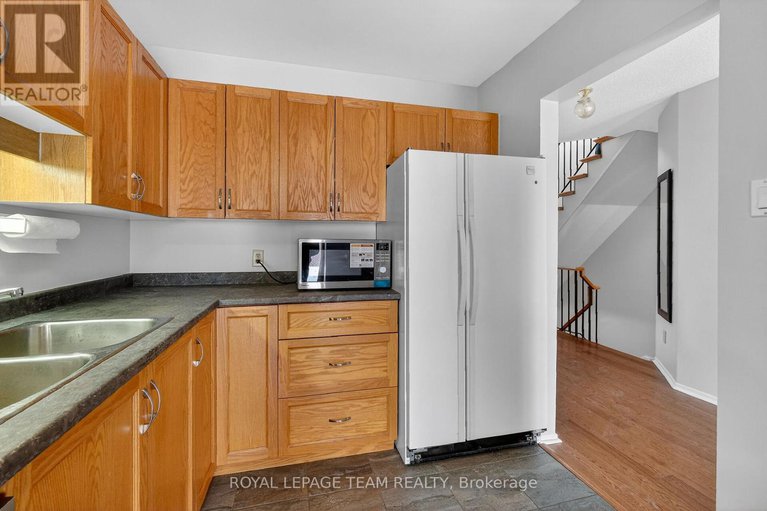 29325603/42-oakhaven-private-s/overbrookcastle-heights/ottawa/ontario/K1K4K1_15