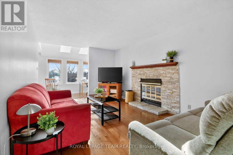 29430721/1604-proulx-drive/fallingbrookpineridge/ottawa/ontario/K4A1T5_17