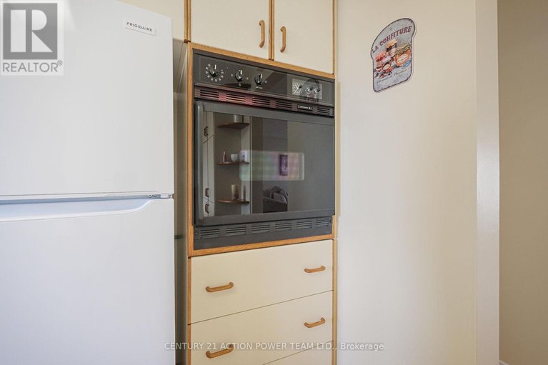 29647357/1535-st-georges-street/bilberry-creekqueenswood-heights/ottawa/ontario/K1E1R1_20