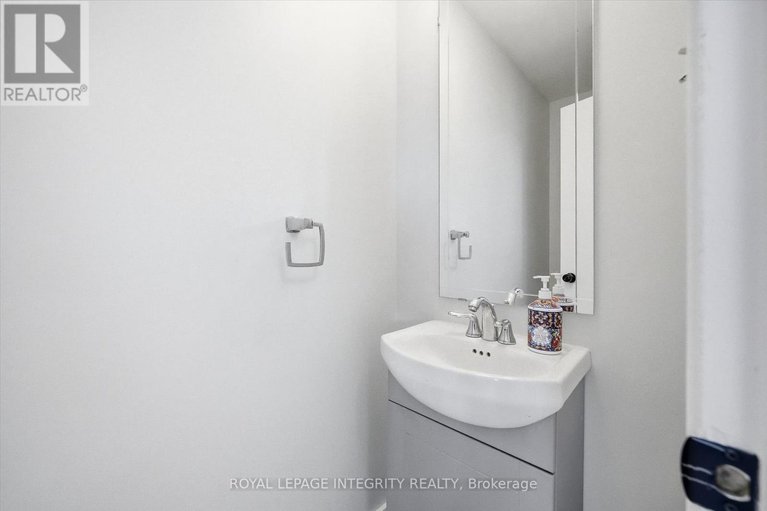 29578155/228-millroad-way/chatelaine-village/ottawa/ontario/K1E2C9_18