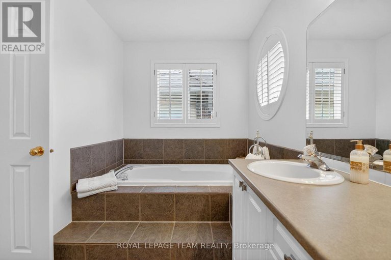 29471661/3113-apple-hill-drive-s/upper-hunt-club/ottawa/ontario/K1T3Z2_28